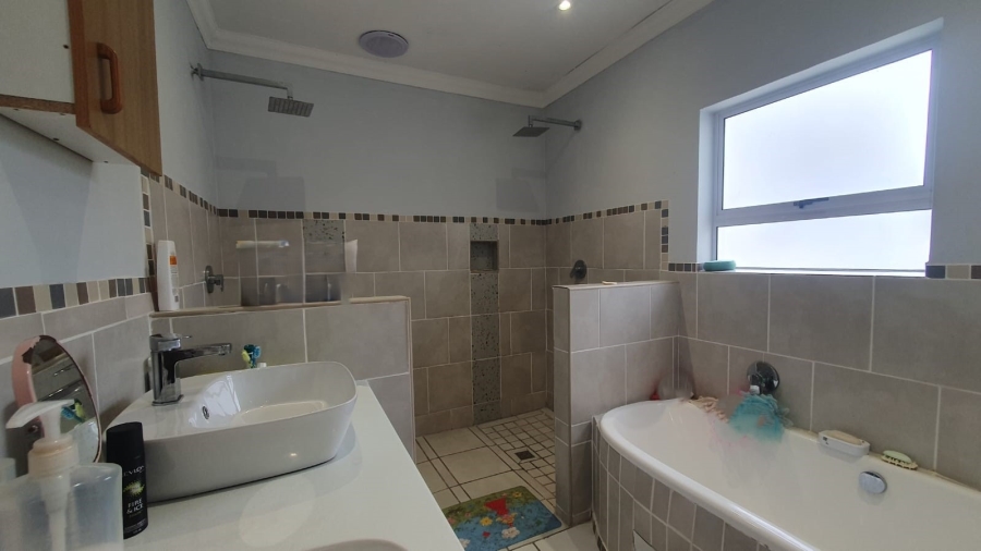 4 Bedroom Property for Sale in Lampiesbaai Western Cape